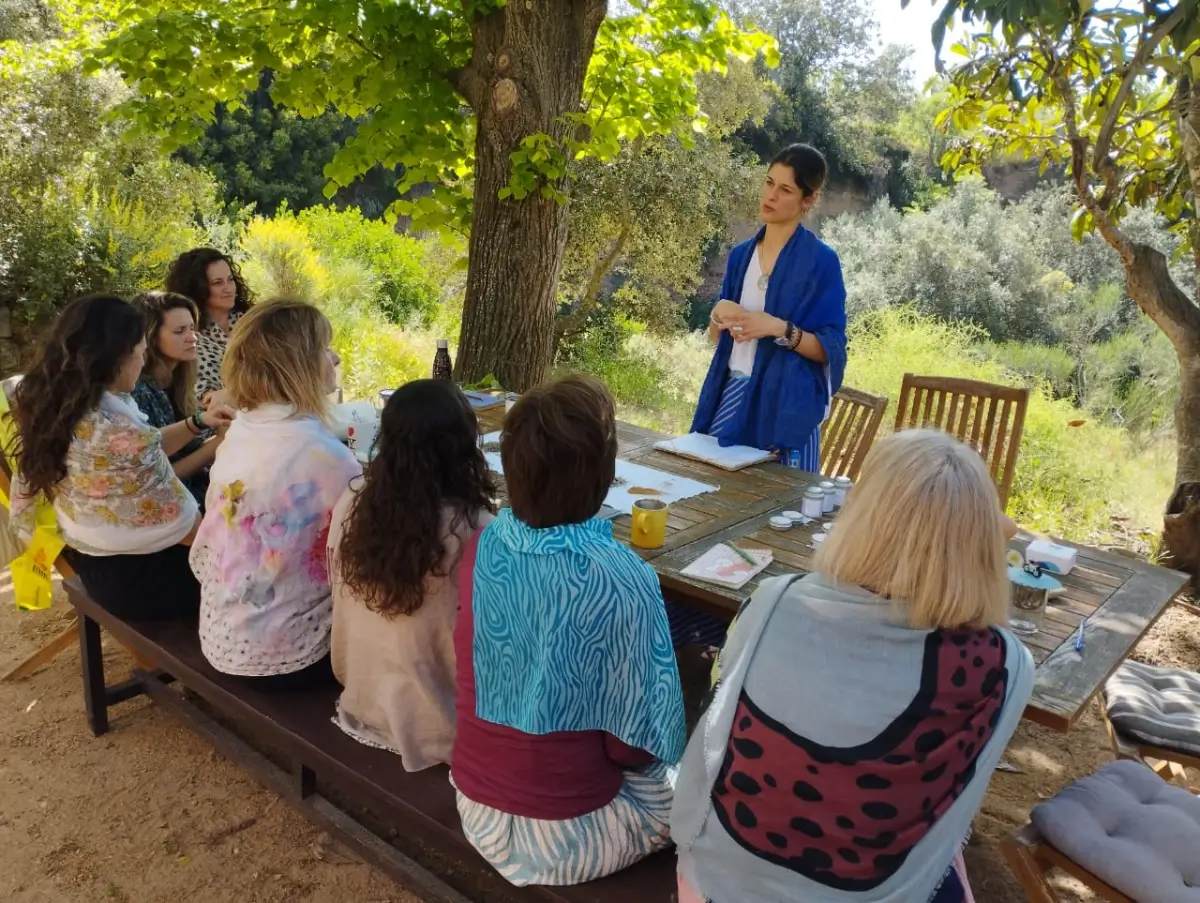 Miriam Aparicio guiando un taller con un grupo de mujeres al aire libre
