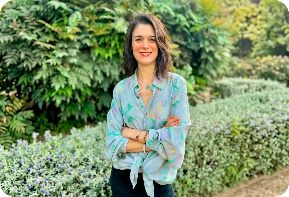 Miriam Aparicio sonriendo en un jardín